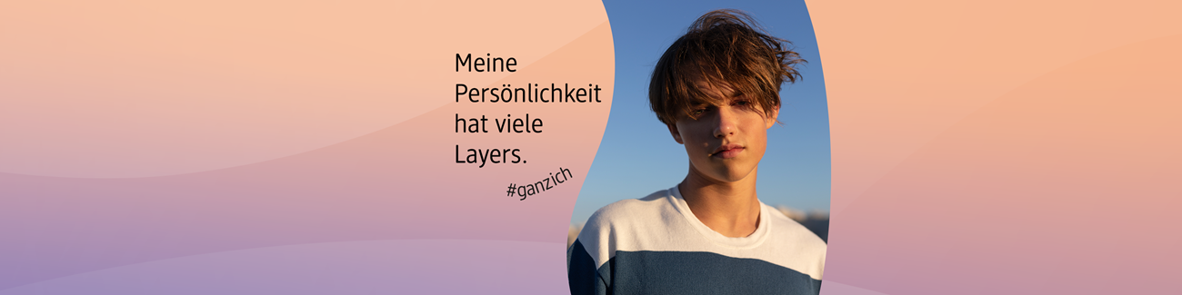 Person mit verschwommenem Gesicht vor einem sanft verlaufenden Hintergrund in Pastellfarben mit dem Text ‚Meine Persönlichkeit hat viele Layers. #ganzich