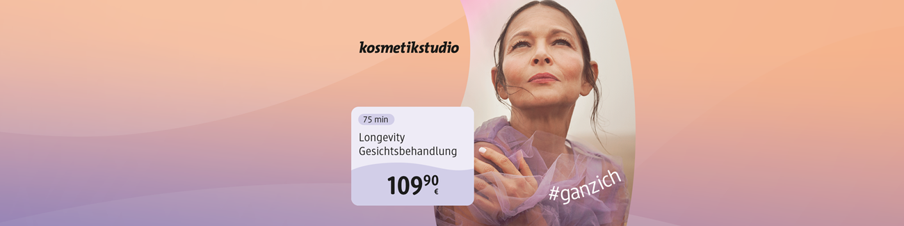 Kundin mit strahlender Haut nach Longevity Gesichtsbehandlung um 109,90 € im dm kosmetikstudio